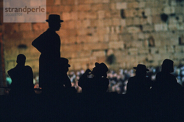 Eine Silhouette einer Gruppe von Männern  Palästina  Israel.