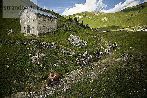 Mädchen reiten in den französischen Alpen.