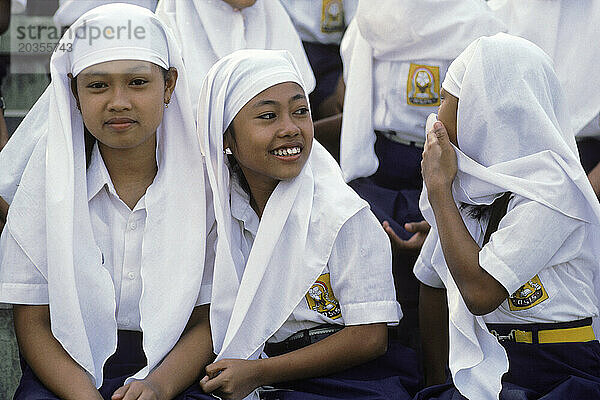 Drei muslimische Schulmädchen  Bandung  Java  Indonesien.