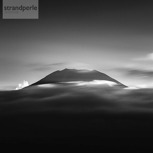 Langzeitbelichtung dramatischer Wolken über dem Fuji