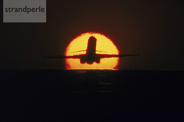 Eine Silhouette eines startenden Flugzeugs  Kalifornien  USA.