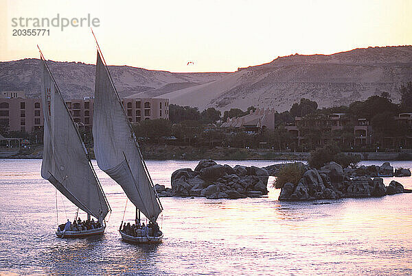 Zwei Feluken segeln den Fluss hinunter  Ägypten.