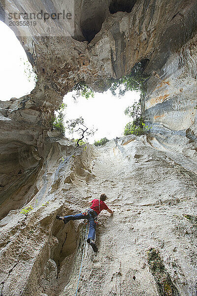 Kletterer in der Grotta dell Edera  Finale Ligure  Ligurien  Italien