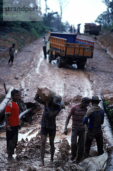 Schlammige Straßen im ländlichen Sumatra  Indonesien.