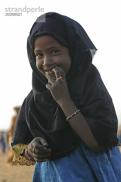 Ein schüchternes Toureg-Mädchen lächelt verlegen in die Kamera  Gao  Mali  Westafrika