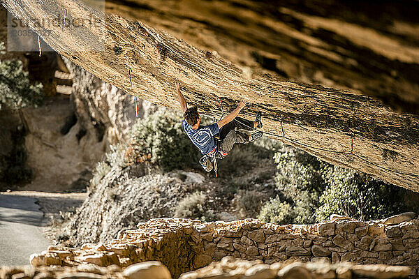 Der italienische Profikletterer Stefano Ghisolfi klettert Demencia Senil  9a+ in Margalef  Spanien.