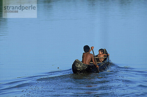 Warao-Indianer beim Kanufahren im Orinoco-Delta  Venezuela  Südamerika