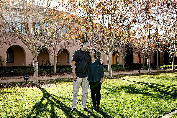 Ehepaar steht an einem sonnigen Tag in San Diego im Park
