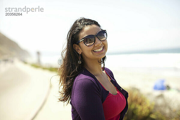 Mädchen mit Sonnenbrille am Strand