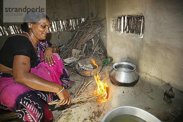 Frau kocht auf einem traditionellen Lehmofen  Sundarbans  Gangesdelta  Indien