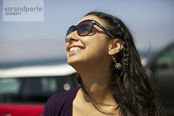 Mädchen mit Sonnenbrille sonnt sich im Gesicht