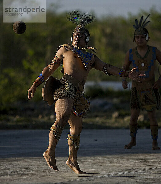 Ein Maya-Ballspieler schlägt den Ball mit der Hüfte  während er im Dorf Chapab im Bundesstaat Yuctatan auf der mexikanischen Halbinsel Yucatan spielt.