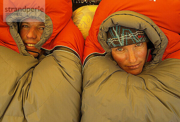 Manaslu-Bergsteigerexpedition 2008  Nepal Himalaya: Zwei Bergsteiger in ihren Schlafsäcken im Lager eins auf 6100 Metern Höhe