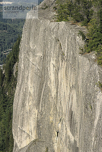 Mann fährt Einrad am Rand einer Klippe. Squamish  British Columbia  Kanada.