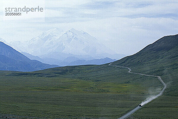 Ein Reisebus fährt von Denali  auch bekannt als Mount McKinley  im Denali-Nationalpark  Alaska  weg.