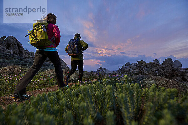 Tiefansicht eines Paares beim Wandern unter stimmungsvollem Himmel  Sardinien  Italien