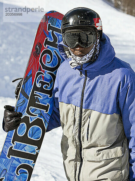 Ein Snowboarder am Cerro Catedral in Argentinien