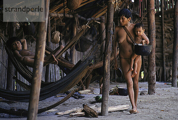 Yanomami-Indianer im Dorf Irokai-teri  Venezuela  Südamerika