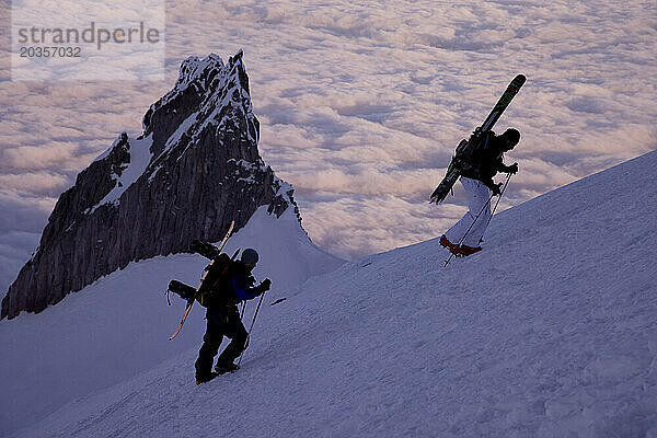 Zwei Skifahrer genießen einen Vorfrühlingsaufstieg auf den Mt. Hood.