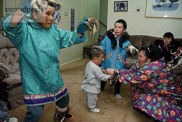 Familie übt traditionelle Tänze zu Hause  Cambridge Bay  Nunavut  Kanada