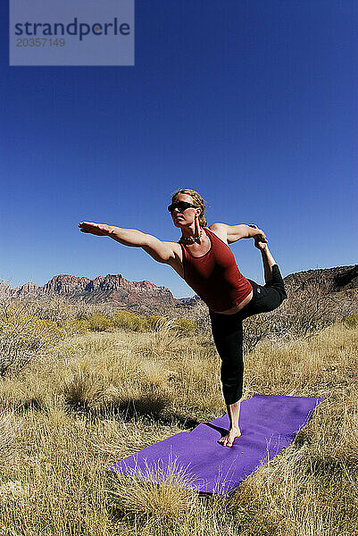 Eine Frau macht Yoga draußen in Springdale  Utah.