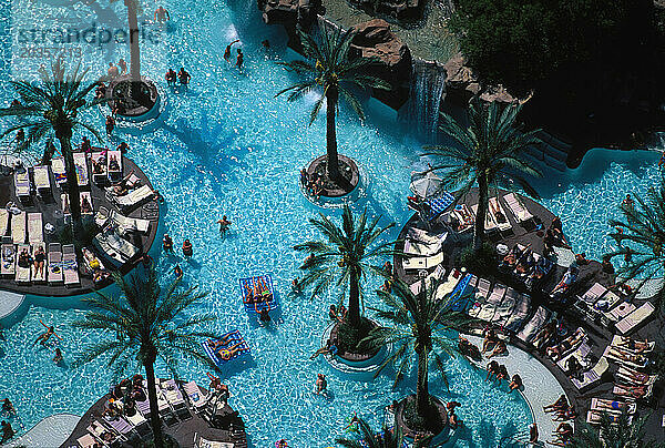 Luftaufnahme eines Hotelpools entlang des Las Vegas NV Strip.