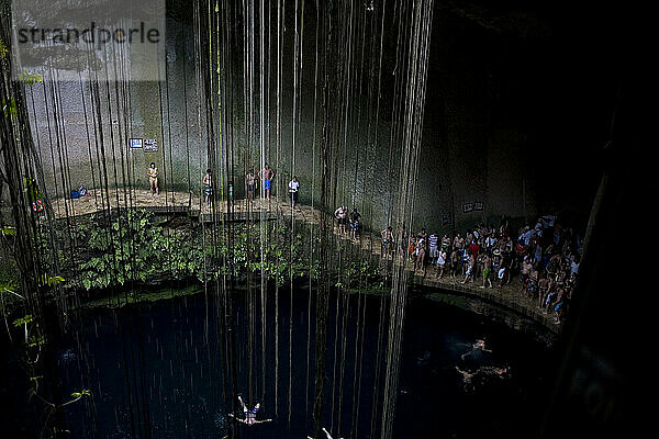 Touristen baden im Cenote Ikil in der Nähe von Chichen Itza  Halbinsel Yucatan  Mexiko