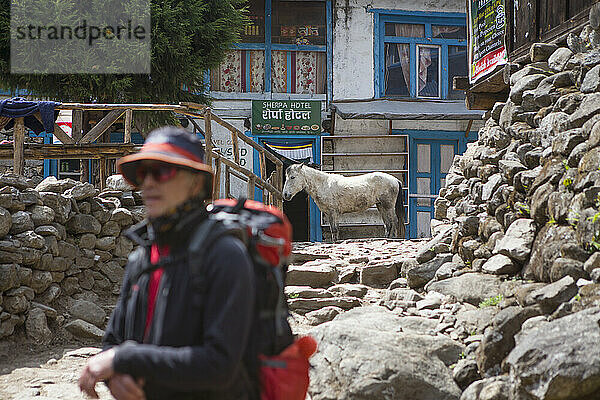 Wanderer in der Nähe der Lodge im Dorf Lukla im Khumbu-Tal  Nepal