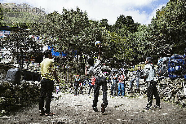 Menschen spielen Volleyball  Namche Bazaar  Solu Khumbu  Nepal