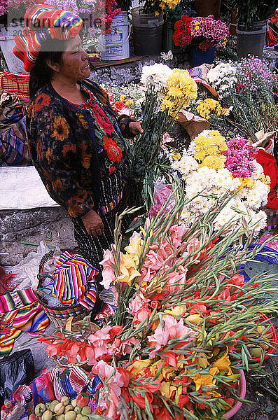 Eine Frau verkauft frische Blumen in Chichicastenango.