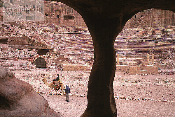Die Stadt Petra ist eine Melodie aus sandsteinfarbenen Schichten  antiker nabatäischer Architektur  römischen Straßen und verzauberten Wüstenskulpturen  sowohl natürlich als auch von Menschenhand geschaffen.