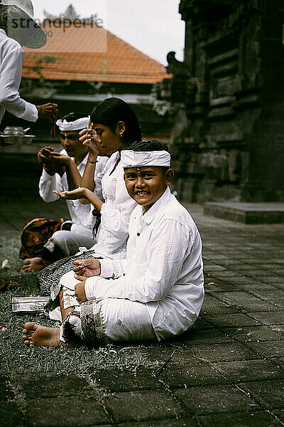 Traditionelle balinesische Zeremonie  Menschen beten im Tempel.
