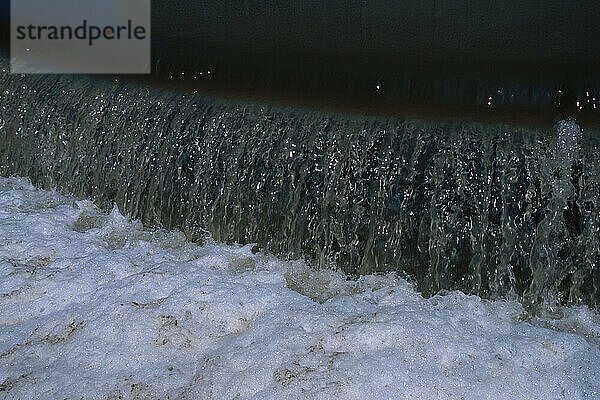 Abwasser in einer von Vivendi in Santiago  Chile  gebauten Kläranlage namens El Trebal. Die Anlage wird 1 7 Millionen Menschen versorgen  ein Drittel der Bevölkerung der Stadt. Viven