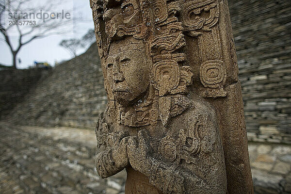 Eine Stele  die den König Zots Choj Muan in der alten Maya-Stadt Tonina  Chiapas  Mexiko  darstellt