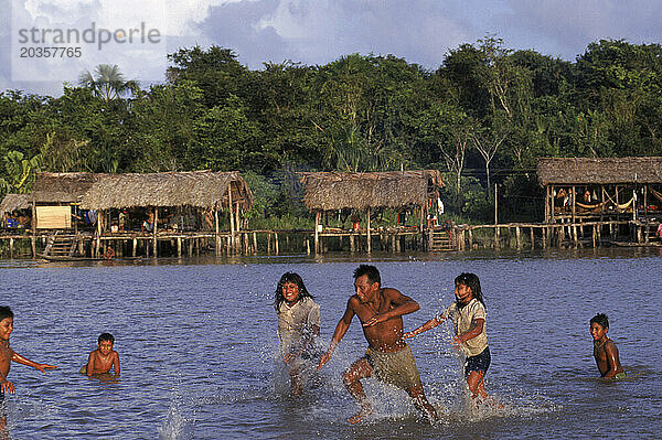 Warao-Indianer spielen im Wasser der Ebbe im Orinoco-Delta  Venezuela  Südamerika