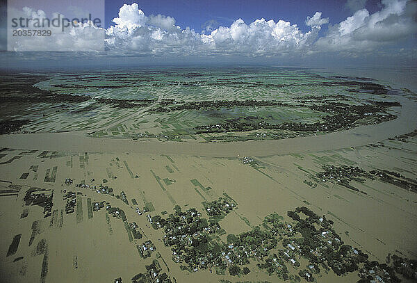 Luftaufnahmen von Überschwemmungen auf Bauernhöfen im Süden Bangladeschs.