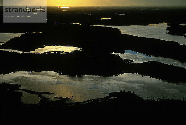 Luftaufnahmen der Region in der Nähe von Great Slave Lake und Yellowknife  Nordwest-Territorien  Kanada bei Sonnenuntergang. In dieser Region Kanadas gibt es viele kleine und große Seen.