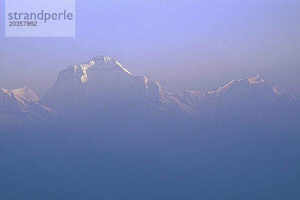 Dhaulagiri  der siebthöchste Berg der Welt  geht mit der Sonne auf  Annapurna Circuit  Nepal.