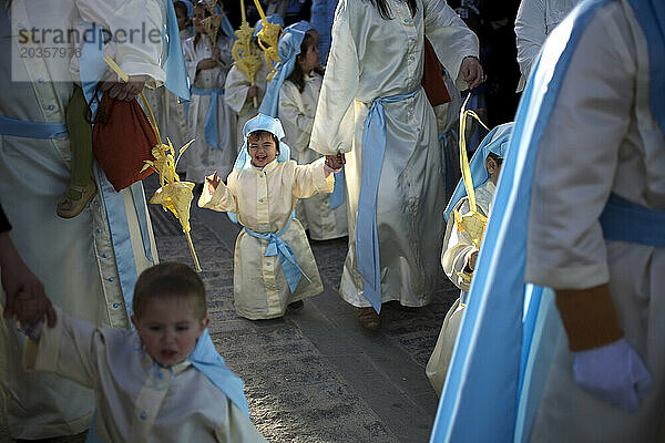Kinder nehmen an einer Prozession der Karwoche während der Osterfeierlichkeiten in Prado del Rey in der südspanischen Region Cadiz Sierra teil