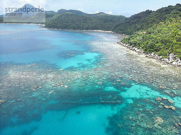 Indonesien Anambas-Inseln - Drohnenansicht des Schiffswracks der Insel Telaga