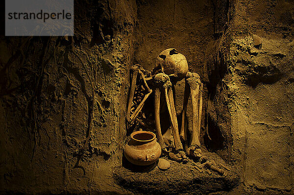 Das Begräbnis einer Person ist in der Galerie „Mayan Underworld“ im Nationalmuseum für Anthropologie in Mexiko-Stadt ausgestellt