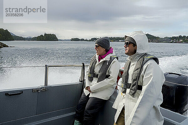 Zwei Personen auf dem Boot auf dem Weg nach Hot Springs Cove  Tofino  British Columbia  Kanada