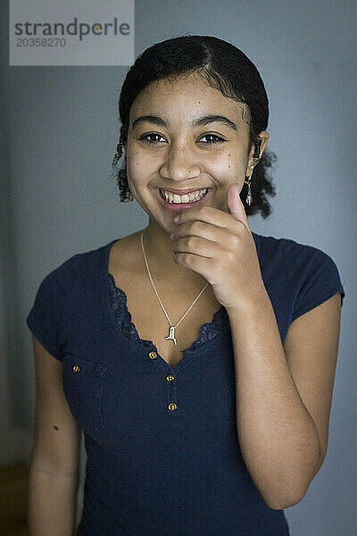 Porträt eines birazialen Teenager-Mädchens  das lächelt