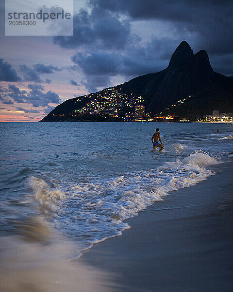 Sonnenuntergang am Strand von Ipanema  Rio de Janeiro  Brasilien.