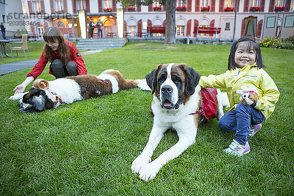 Zwei chinesische Touristen posieren mit Bernhardinerhunden  Zermatt  Wallis  Schweiz