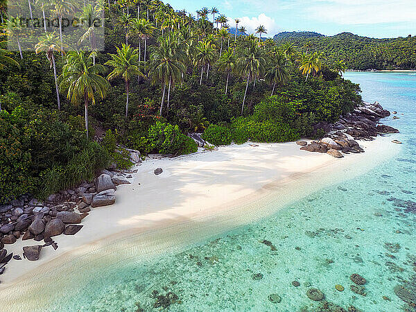 Indonesien Anambas-Inseln - Drohnenansicht Strand der Insel Telaga