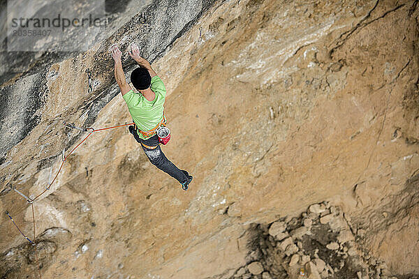 Der norwegische Kletterer Magnus Midtbø klettert Papichulo 9a+ in Oliana  Spanien.