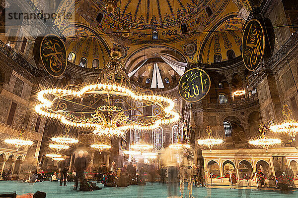 Mehrere Touristen besuchen die Moschee Hagia Sophia  Istanbul