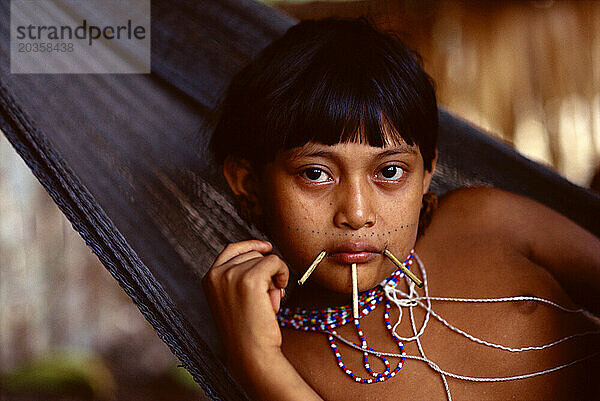 Yanomami-Mädchen entspannt in einer Hängematte  Venezuela  Südamerika