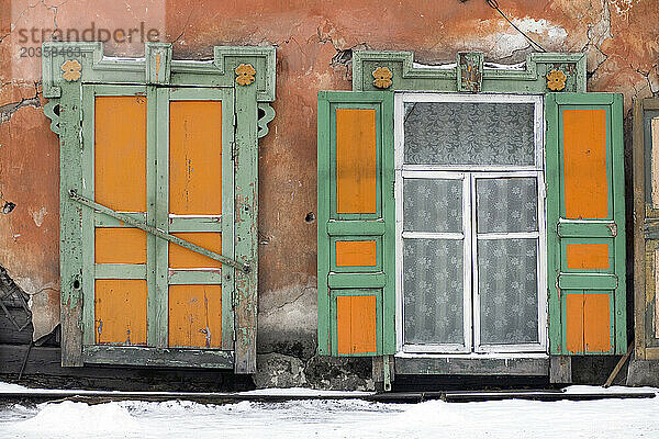 Eine Reihe von Fenstern aus einem traditionellen Holzhaus in Irkutsk  Sibirien  Russland.
